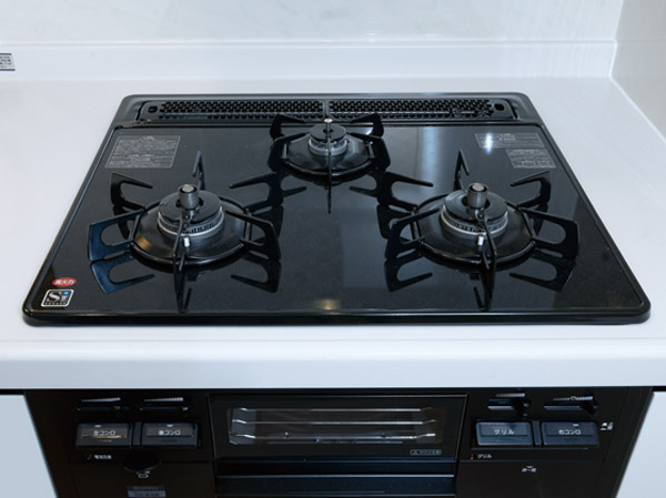 Kitchen.  [Glass top stove] Clean care is easy glass top stove. Our cuisine Hakadori in temperature control function mounted on the high heating power side. (Same specifications)