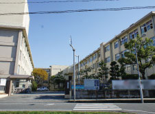 Surrounding environment. Sanchiku junior high school (about 30m / 1-minute walk)