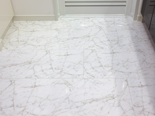 Bathing-wash room.  [Marble flooring] The powder room has adopted a luxurious marble flooring. It is likely to wipe water wings, Even the hard noticeable charm dirt. (Same specifications)