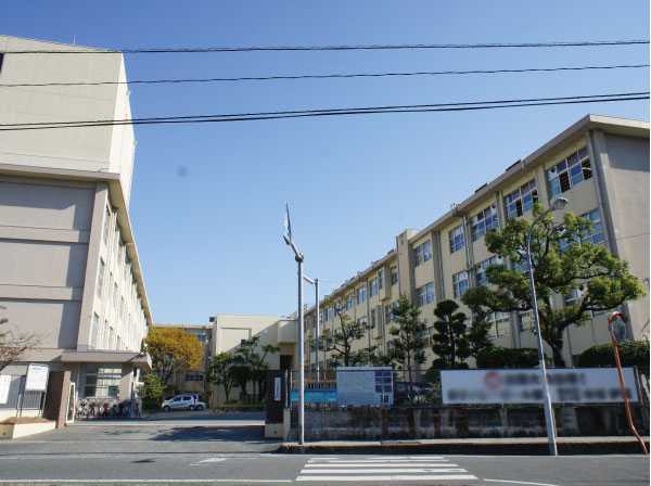 Surrounding environment. Sanchiku junior high school (a 3-minute walk / 220m)