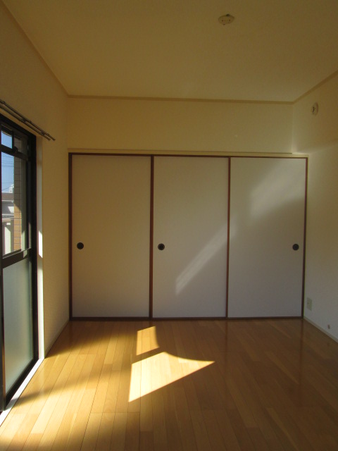 Living and room. There are two balconies on the south and west Bright LDK next to the Western-style. 