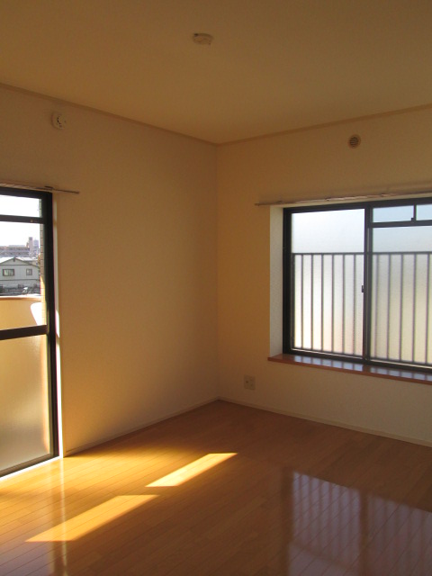 Living and room. Entrance next to the Western-style Balcony there, Bright room. 