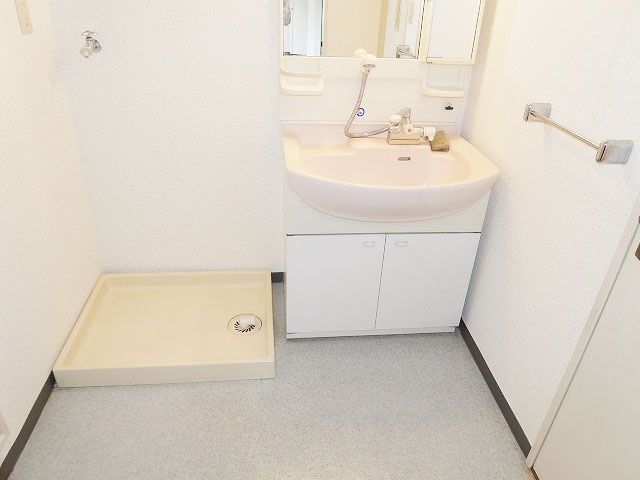 Washroom. Shandore with separate vanity dressing room! 