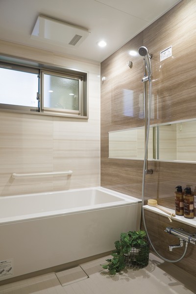 Bathroom full of clean feeling with a window that can natural ventilation