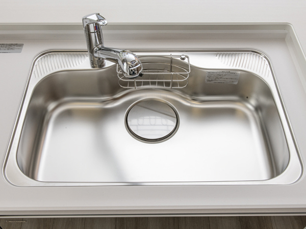Kitchen.  [Easy-to-use wide sink] It is a large sink of the whole washable sizes, such as large pot. Such as equipped with a detergent every space, You light the ease of use