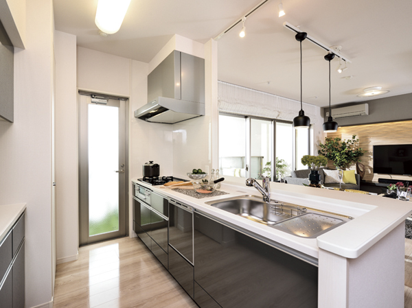 Kitchen.  [kitchen] 12 types of 9 type of kitchen with a back door. Face-to-face kitchen where you can enjoy a family conversation even while the housework, Smoothly catering and cleaning up of the meal