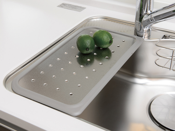 Kitchen.  [Slide plate that can be used as a work space] It can be used as an extension of the cooking work, We offer a draining plate capable of draining. It is very convenient spread the work space