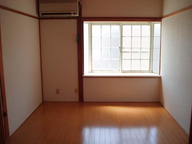 Living and room. It is a bay window with a bright room.