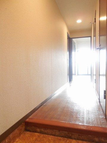 Other room space. Light Teru' to the door
