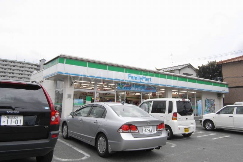 Convenience store. FamilyMart Yoshizuka Chome store up (convenience store) 658m