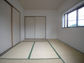 Living and room. It will be healed in the tatami rooms. 