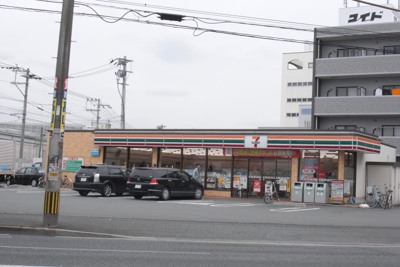 Convenience store. Seven-Eleven Hakata Naka 4-chome up (convenience store) 810m