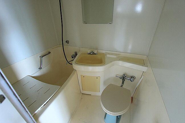 Bathroom. 3-point unit bus