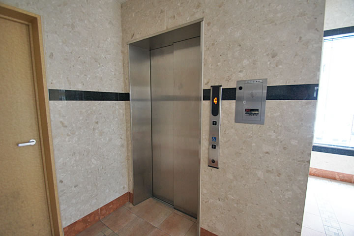 Bath. Elevator