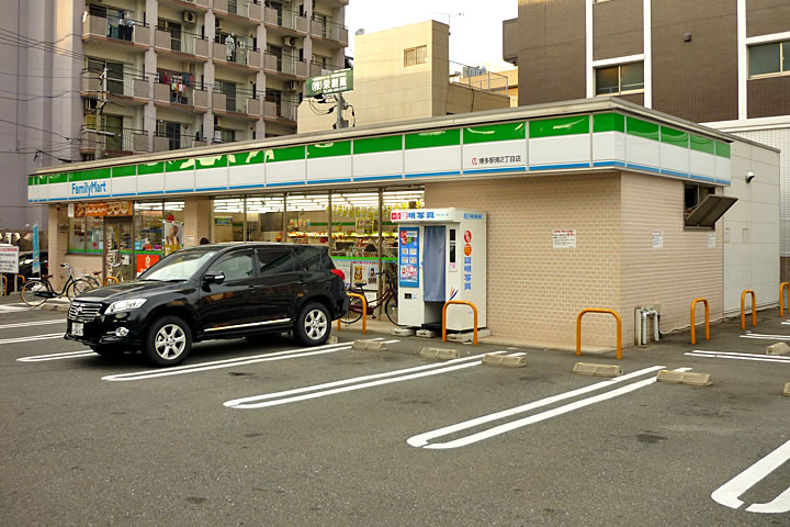 Convenience store. FamilyMart Hakataekiminami 2-chome up (convenience store) 330m