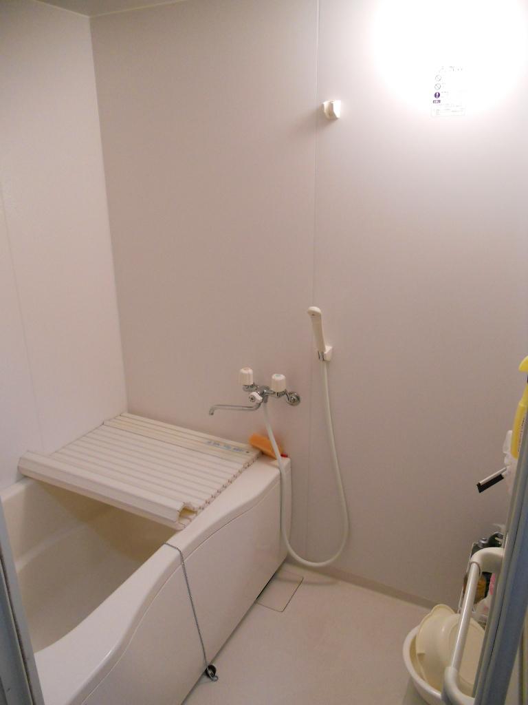 Bathroom. Heisei exchanged on 24 October.