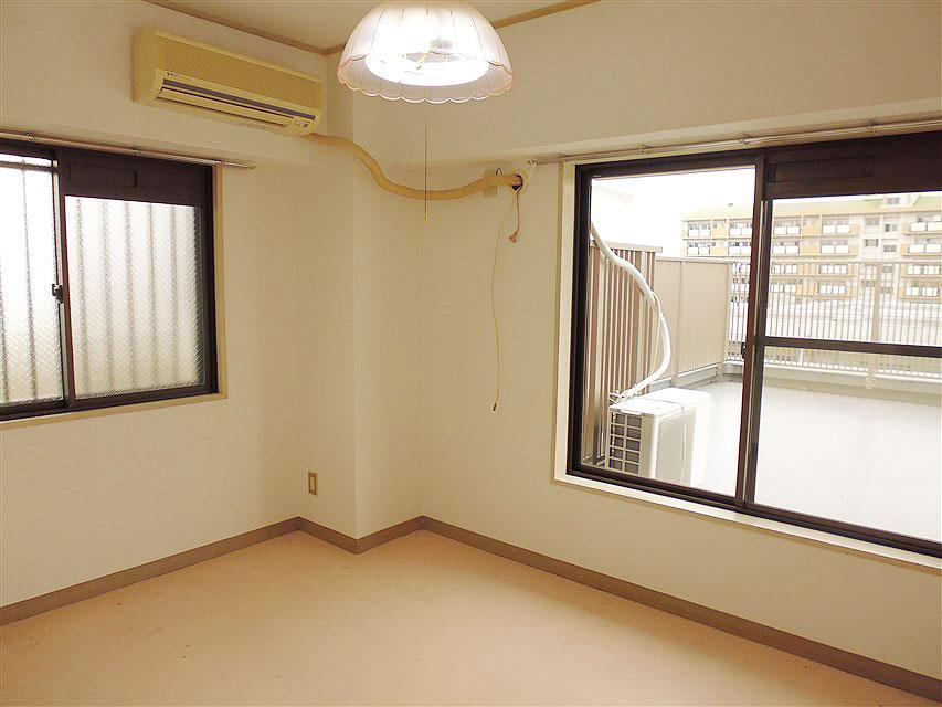 Non-living room. Brightness over have Western-style