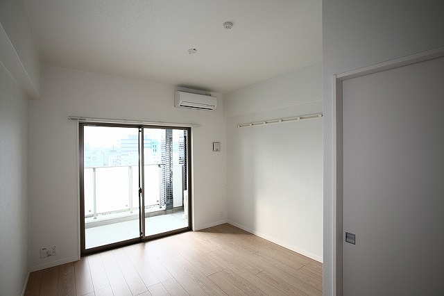 Living and room. 4-minute walk from the subway station Higashihie !!