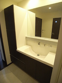 Washroom. Dressing room of a large shampoo basin with vanity