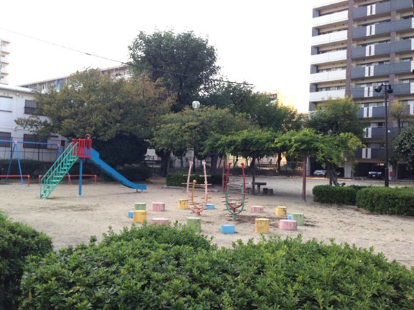 Surrounding environment. East Yoshizuka park (3-minute walk / In about 220m) swing and slide, Also play fun small children. Since the green can enjoy wisteria and azalea flowers depending on the season is a lot of park, Mom can also refresh unlikely to watch.