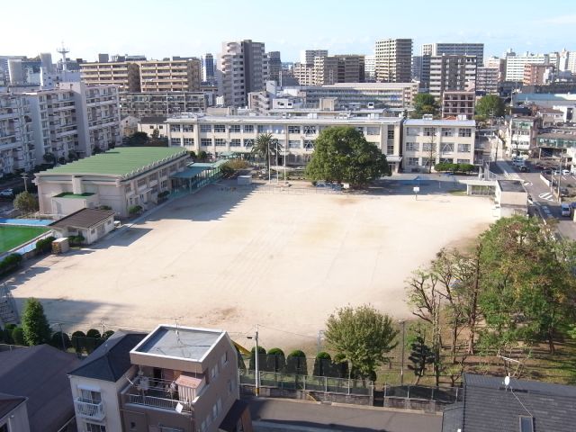 Primary school. 220m up to municipal east Yoshizuka elementary school (elementary school)