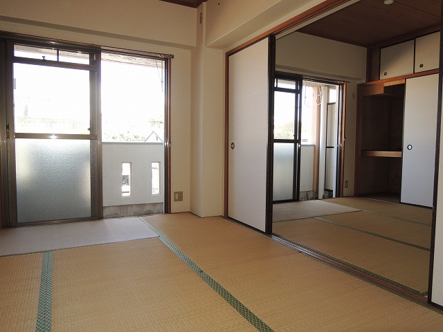 Living and room. It is a Japanese-style room of the two-between More