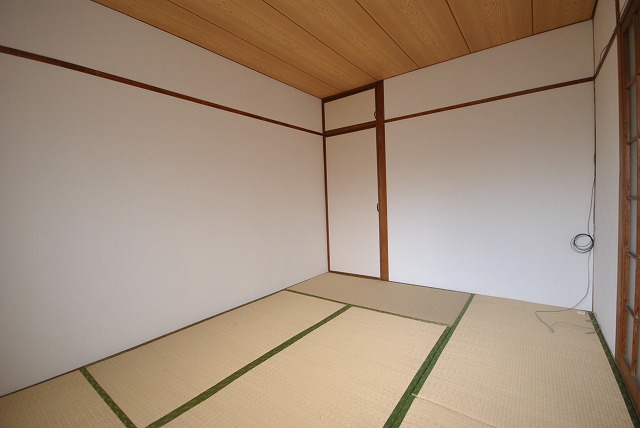 Other room space. It will calm the Japanese-style room! 