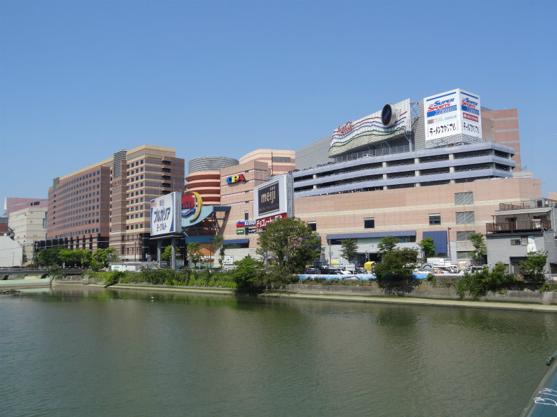 Shopping centre. Canal City until the (shopping center) 2400m