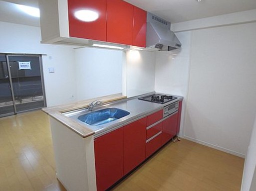 Kitchen. 3-neck gas stove ・ Grill with a kitchen