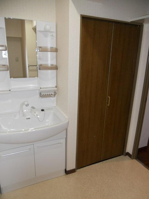 Wash basin, toilet. Storage room!
