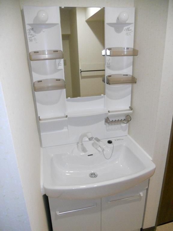 Wash basin, toilet. Shampoo dresser!