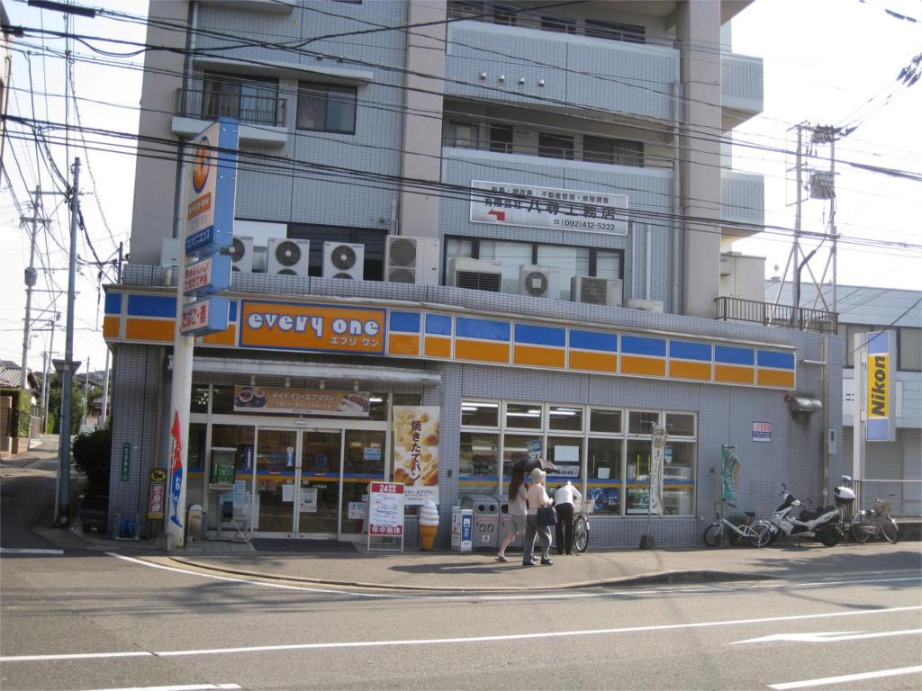 Convenience store. EVERYONE Yoshizuka store up (convenience store) 179m