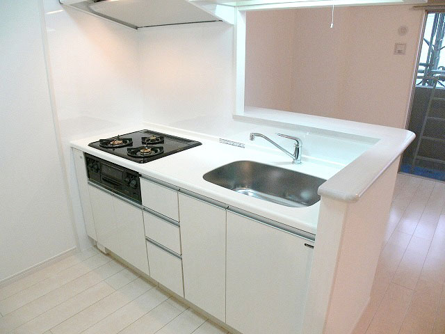 Kitchen. 3-neck gas stove ・ With grill