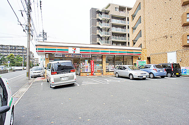 Convenience store. Seven-Eleven (convenience store) to 350m