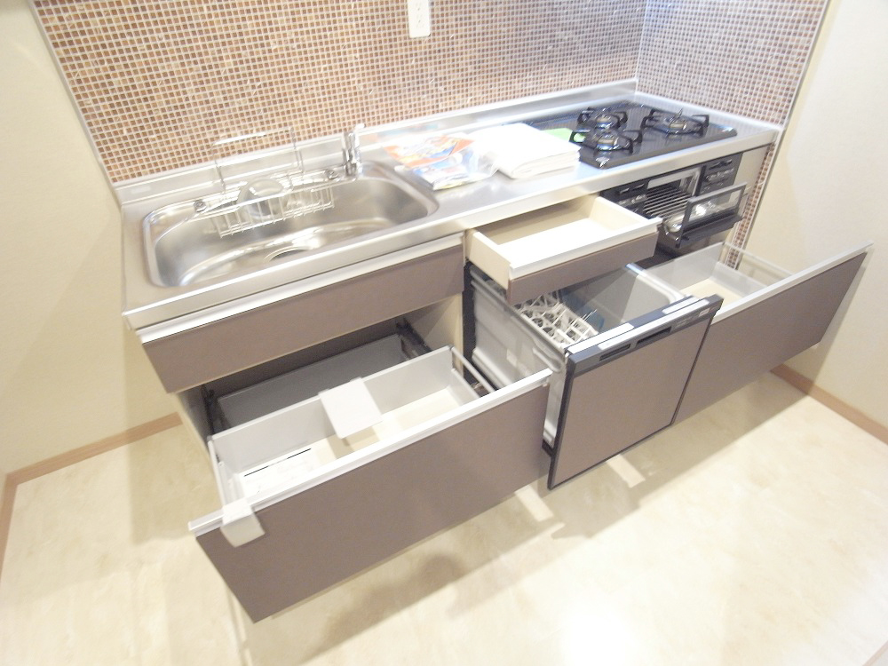 Kitchen. 3-neck gas stove ・ With grill ・ Dishwasher