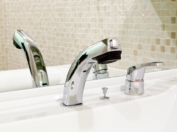Bathing-wash room.  [Vanity faucet] A tip of the noise can be drawn out, Such as to be cleaning, very convenient.