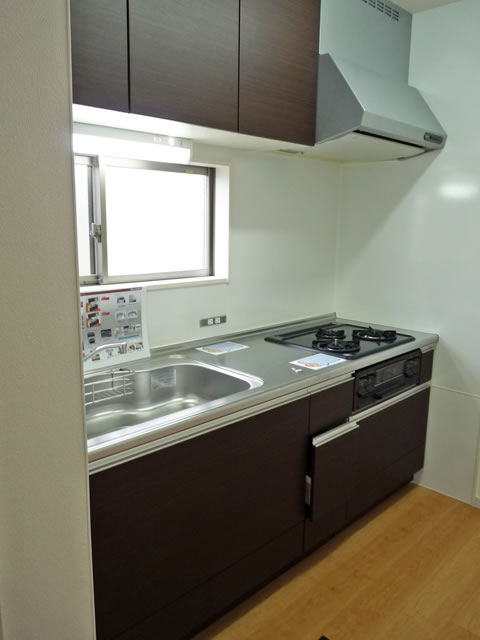 Kitchen. System Kitchen (3 burners gas stove ・ With grill)