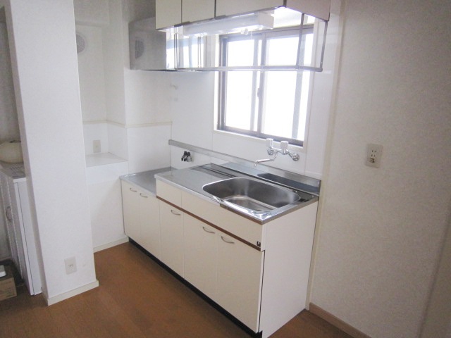 Kitchen. It is easy to ventilation Tsuite also a window to the kitchen