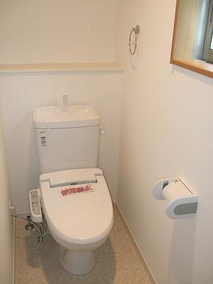 Toilet. Also with window, Brightness ・ Ventilation are both good Of course Washlet ・ Heating toilet seat ・ Deodorization function is standard equipment (^_^) /