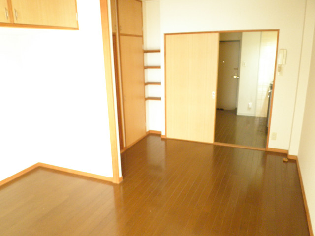 Living and room. Spacious Western-style is a popular property! It is nine production University students must-see