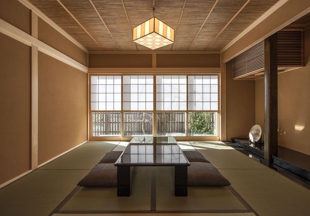 exhibition hall / Showroom. hit Kashiihama exhibition hall Japanese-style room Ceiling of this Juraku wall and reeds, Using the wood facing the cypress, Authentic Japanese-style work of tradition is alive everywhere