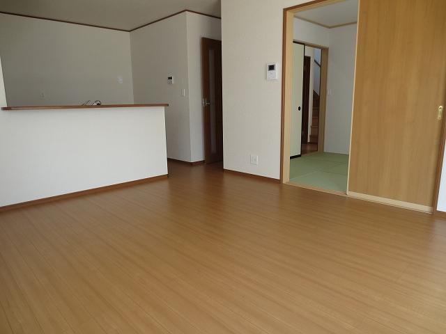 Same specifications photos (living). Living 16 Pledge, Facing south! (Same specifications photo)