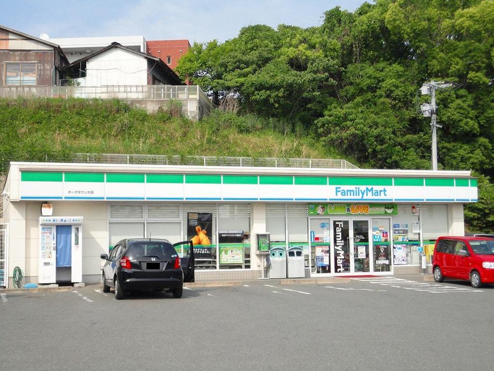 Convenience store. FamilyMart Oak Town is a large convenience store of 550m the parking lot to Kitamise from apartments to Kashii direction