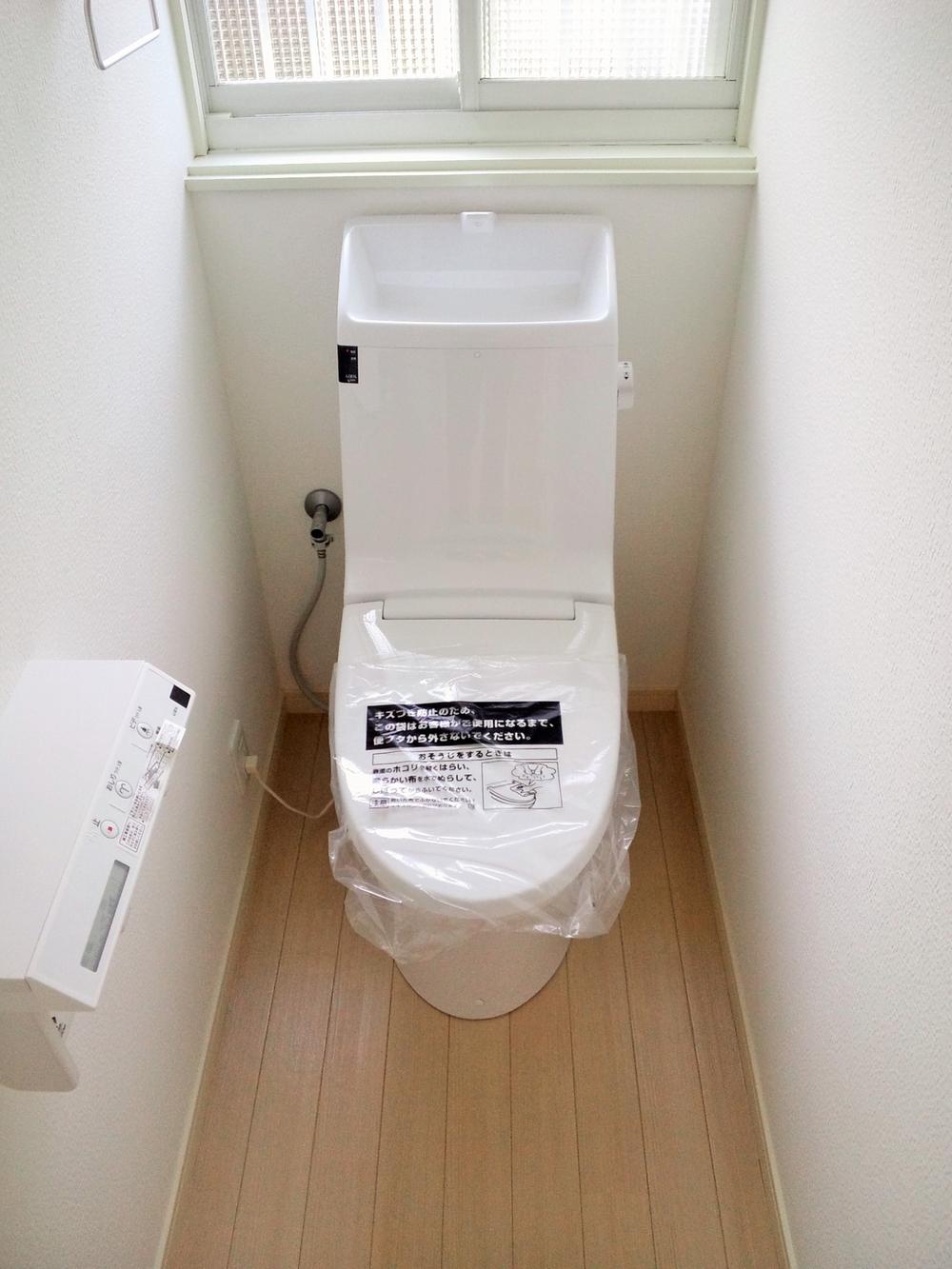 Toilet. Cleaning heating toilet seat !!