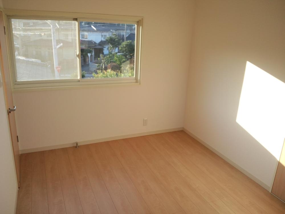 Non-living room. Daylighting ・ Excellent cozy rooms ventilation.