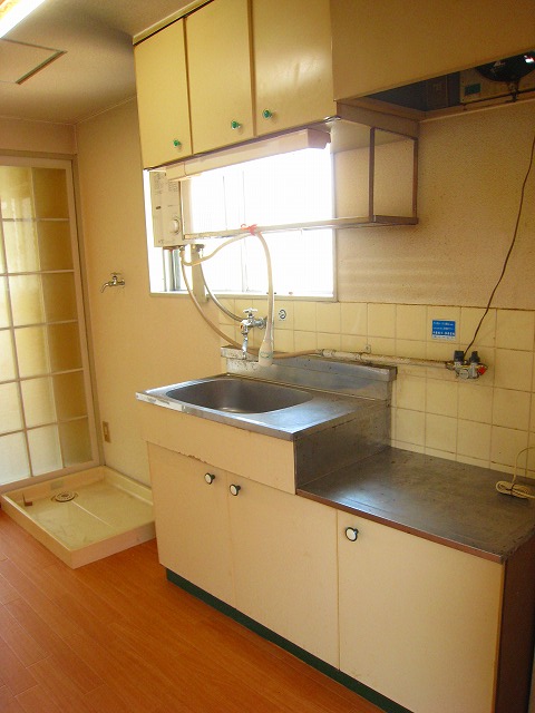 Kitchen. It is bringing gas stove!