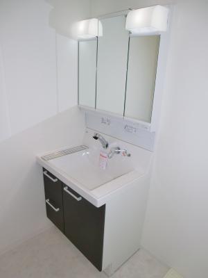 Wash basin, toilet. Installation vanity LIXIL. I go in the morning of congestion at large.