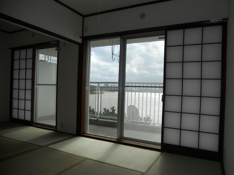 View photos from the dwelling unit. The sea is visible from the Japanese-style room!