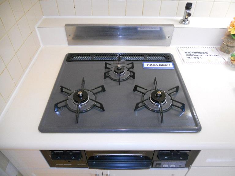 Kitchen. 3-neck gas stove new!