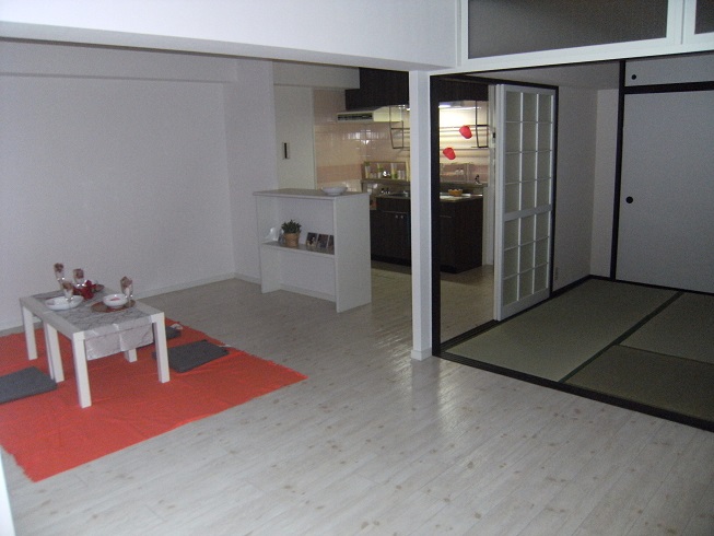 Living and room. Floor was also re-covering. Bright because it is based on white. 